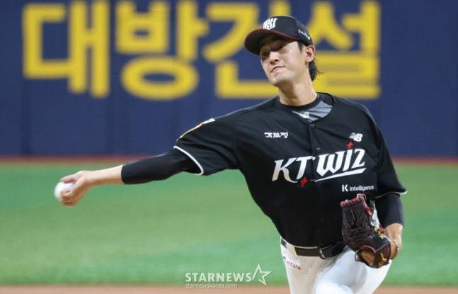 2025 신한 SOL Bank KBO리그키움 히어로즈 대 kt 위즈 경기가 15일 서울 고척스카이돔에서 열렸다. KT 선발 고영표가 역투하고 있다. /사진=김진경 대기자