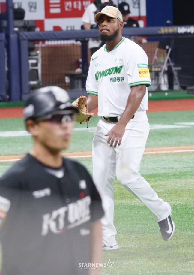 2025 신한 SOL Bank KBO리그 키움 히어로즈 대 kt 위즈 경기가 15일 서울 고척스카이돔에서 열렸다. 키움 선발 메르세데스(오른쪽)가 6회초 교체되고 있다. /사진=김진경 대기자