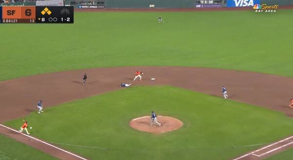 8회말 무사 만루 상황에서 호수비로 실점을 막은 김하성. ⓒ중계화면 캡처