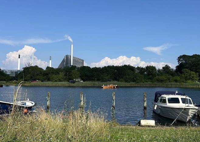 아시아 국가 출신으로 유일하게 올해 쓰리데이즈오브디자인 앰버서더로 활동했던 이지은씨는 "12살 이후 서울 외에 시카고, 뉴욕 등에서도 살아봤지만 코펜하겐은 처음으로 도시를 걷고 자전거 타며 '느낄 수 있었던 도시'였다"면서 "다른 대도시에서는 목적지로 빨리 도달하기에 집중하는 반면, 코펜하겐에서는 이동하는 중간에도 공원에 잠깐 앉거나 항구 옆에서 햇살을 느끼거나 도시 속 여유를 스스로 누릴 수 있는 감각적 자유가 있다"고 말했다. 코펜하겐 도심에 위치한 쓰레기 소각장 '아마게르 바케' 인근 강변에서도 사람들은 작은 선박을 띄우며 수영을 할 수 있다. 친환경적이면서도 주민 친화적 시설로 소각장 대신 '코펜하겐 힐'이라고 부른다. 이지은씨 제공.