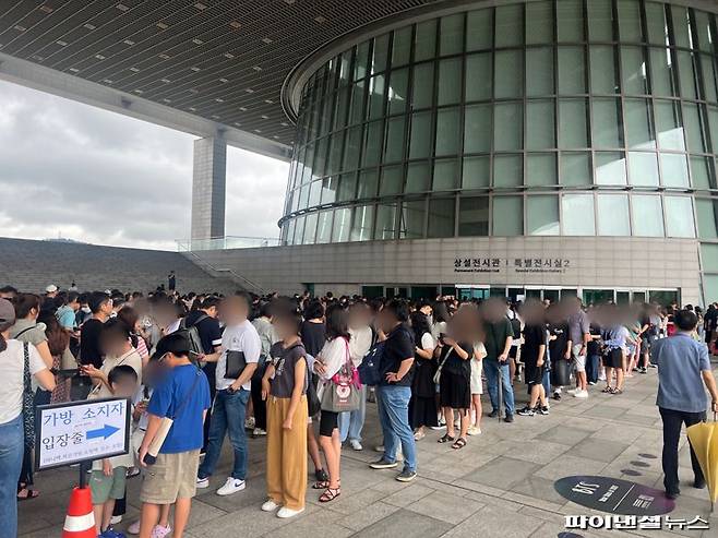 14일 오전 국립중앙박물관 개관시간을 앞두고 입장문 앞 공간이 인파로 가득하다. 사진=김현지 기자