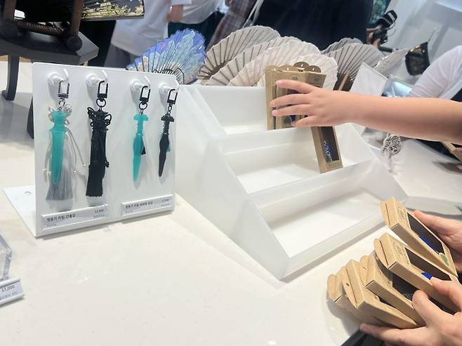 14일 오전 국립중앙박물관 '뮷즈샵'에서 고객들이 '호랑이 까치 안전 키링' 여러 개를 한 번에 가져가고 있다. 사진=김현지 기자