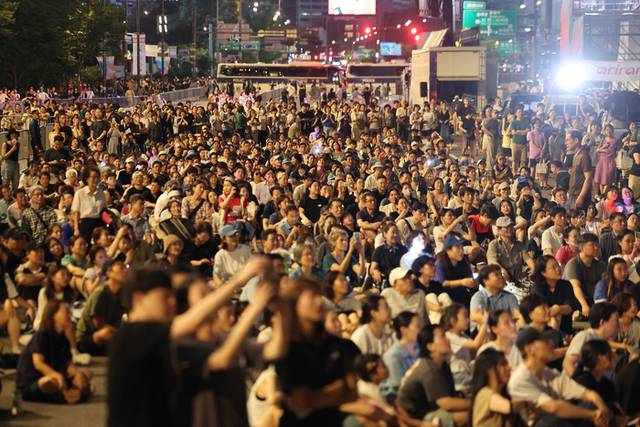 ▲ 광복 80주년인 15일 저녁 서울 광화문광장에서 열린 제21대 대통령 국민임명식 ‘광복 80주년, 국민주권으로 미래를 세우다’ 행사장이 인파로 붐비고 있다. 연합뉴스