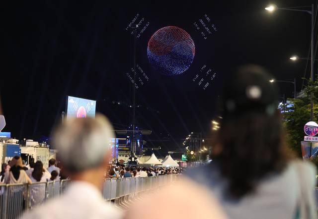 ▲ 광복 80주년인 15일 저녁 서울 광화문광장에서 열린 제21대 대통령 국민임명식 ‘광복 80주년, 국민주권으로 미래를 세우다’ 행사장 상공에 드론으로 태극기가 만들어지고 있다. 연합뉴스