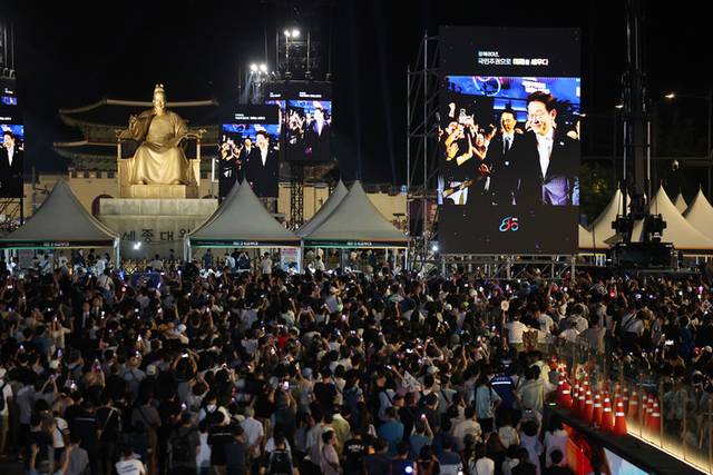 ▲ 광복 80주년인 15일 저녁 서울 광화문광장에서 열린 ‘광복 80주년, 국민주권으로 미래를 세우다’ 행사장이 인파로 붐비고 있다. 연합뉴스>