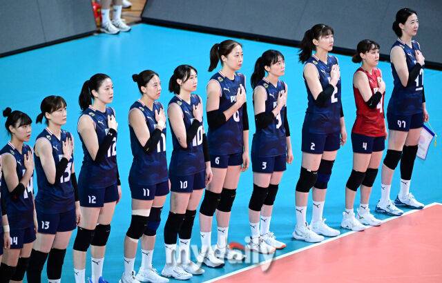 2025년 8월 15일 경상남도 진주실내체육관에서 '2025 코리아인비테이셔널 진주 국제여자배구대회' 대한민국과 스웨덴의 경기가 열렸다. 대한민국 선수들이 국민의례를 하고 있다./진주=유진형 기자