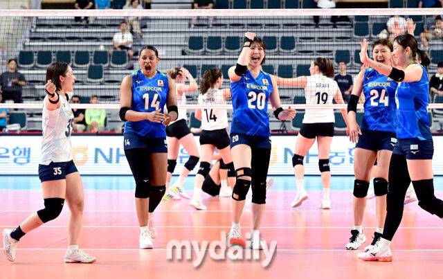 2025년 8월 15일 경상남도 진주실내체육관에서 '2025 코리아인비테이셔널 진주 국제여자배구대회' 일본과 아르헨티나의 경기가 열렸다. 일본이 기뻐하고 있다./진주=유진형 기자