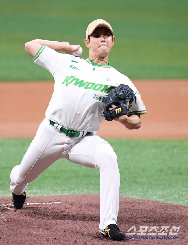 6일 고척돔에서 열린 KBO리그 키움과 KIA의 경기. 선발 투구하고 있는 키움 조영건. 고척=송정헌 기자songs@sportschosun.com/2025.05.06/