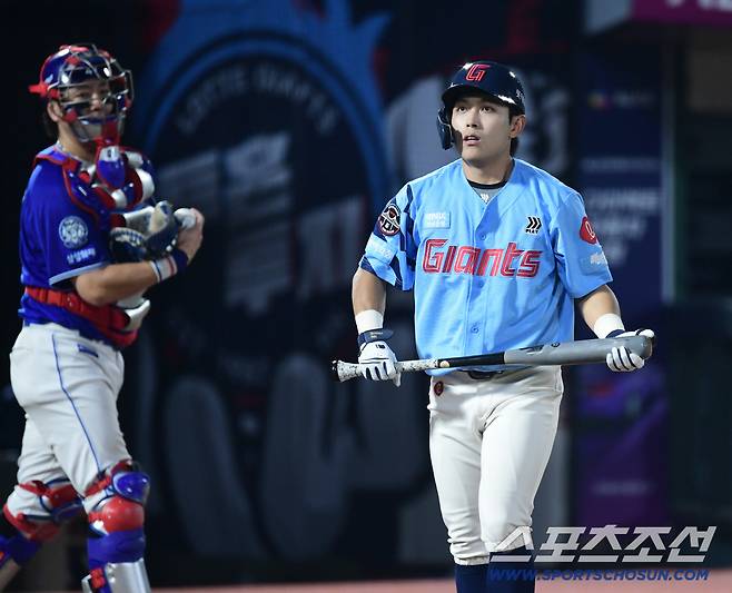 16일 부산 사직구장에서 열린 롯데와 삼성의 경기. 5회말 무사 1, 2루. 삼진을 당하고 있는 롯데 황성빈. 부산=송정헌 기자songs@sportschosun.com/2025.08.16/
