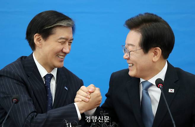 지난해 8월 이재명 당시 더불어민주당 대표와 조국 당시 조국혁신당 대표가 국회 조국혁신당 대표실에서 만나 손을 잡고 있다. 박민규 선임기자