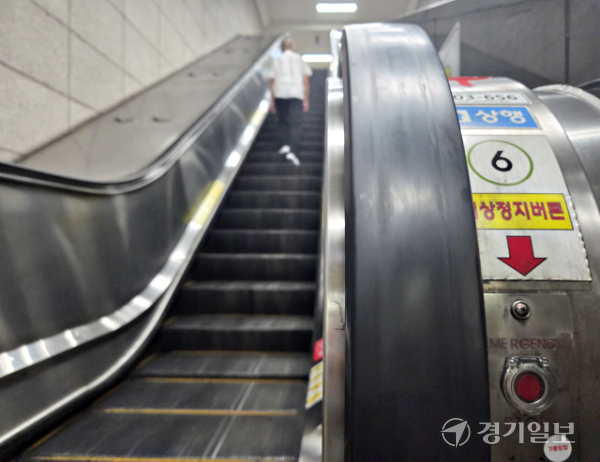 지난 16일 인천 남동구에 있는 인천도시철도(지하철) 1호선 역사에서 한 시민이 에스컬레이터를 이용하고 있다. 박귀빈기자