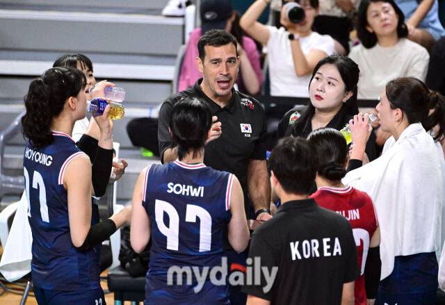 2025년 8월 17일 경상남도 진주실내체육관에서 '2025 코리아인비테이셔널 진주 국제여자배구대회' 대한민국과 체코의 경기가 열렸다. 대한민국 모랄레스 감독이 작전을 지시하고 있다./진주=유진형 기자