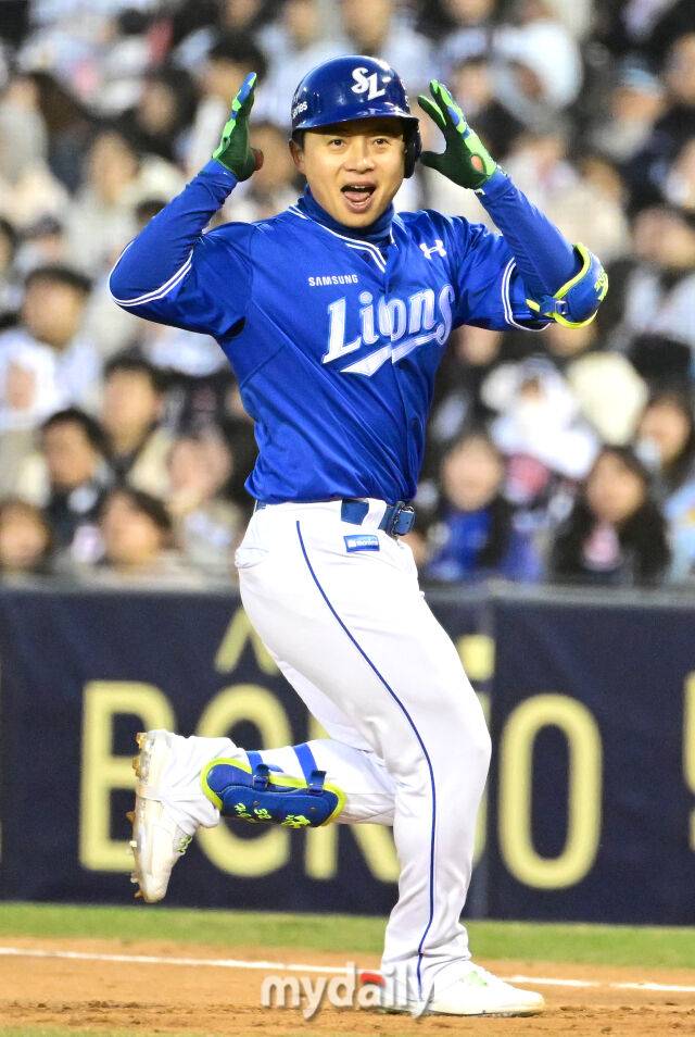 2025년 3월 29일 오후 서울 잠실구장에서 진행된 '2025 신한 SOL뱅크 KBO 리그' 삼성 라이온즈와 두산 베어스의 경기. 삼성 김헌곤이 7회초 무사 2.3루서 1타점 역전 적시타를 친 뒤 기뻐하고 있다./마이데일리