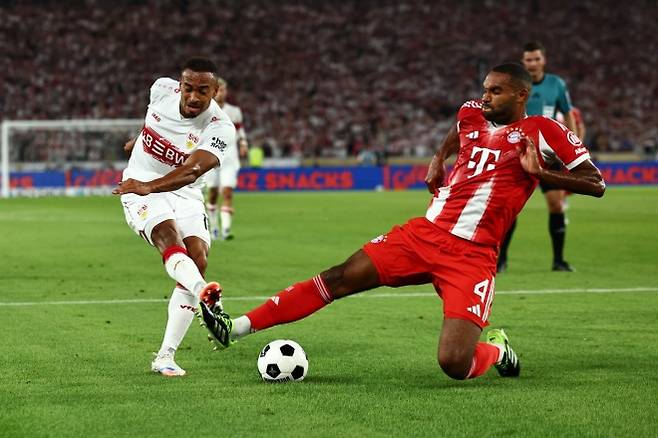 바이에른 뮌헨 요나탄 타가 17일(한국시간) 독일 슈투트가르트의 메르세데스 벤츠 아레나에서 열린 2025 독일축구리그(DFL) 슈퍼컵 슈투트가르트와의 경기에서 수비하고 있다. EPA 연합뉴스