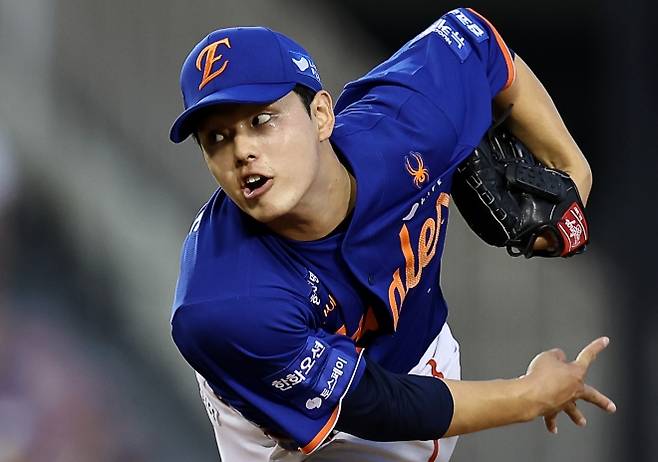 역투하는 문동주 - 8월 10일 잠실야구장에서 열린 2025 KBO리그 한화 이글스 대 LG 트윈스 경기. 5회 말 한화 선발투수 문동주가 역투하고 있다. 2025.8.10 연합뉴스