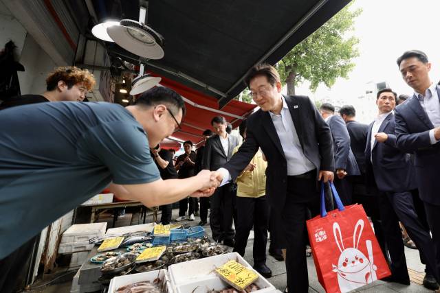 이재명 대통령과 김혜경 여사가 17일 서울 은평구 연서시장을 방문해 상인들로부터 민생회복 소비쿠폰의 체감효과를 경청하며 먹거리 등을 직접 구매했다. 사진제공=대통령실