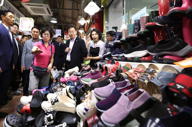 이재명 대통령과 김혜경 여사가 17일 서울 은평구 연서시장을 방문해 상인들로부터 민생회복 소비쿠폰의 체감효과를 경청하며 먹거리 등을 직접 구매했다. 사진제공=대통령실