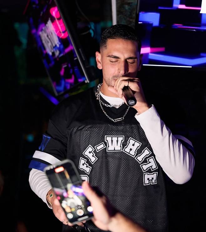 공연 중인 수원FC 공격수 싸박. /사진=싸박 개인사회관계망서비스(SNS)