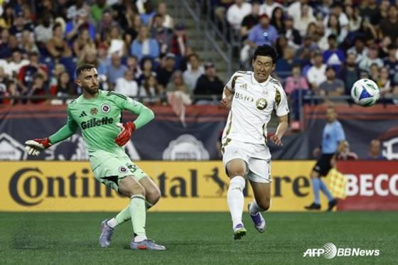 손흥민(오른쪽)이 전방 압박하고 있다. /AFPBBNews=뉴스1