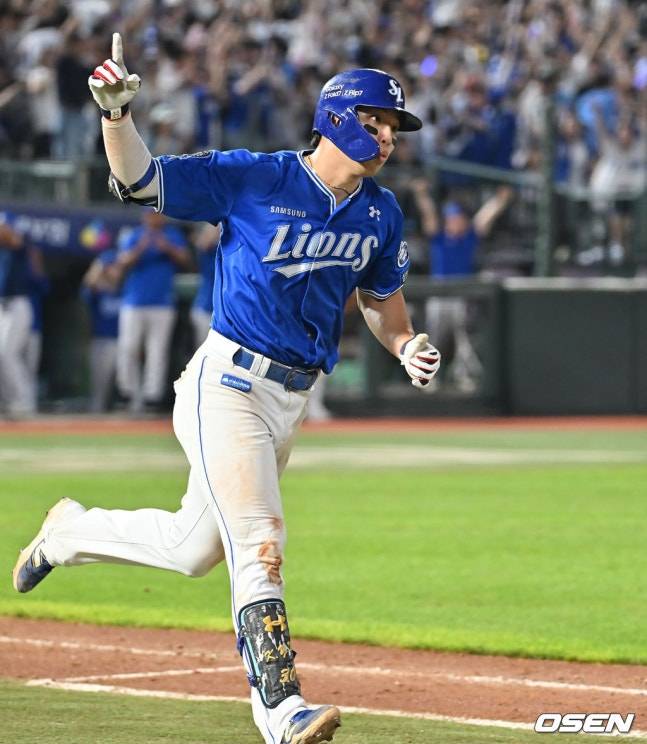 삼성 김영웅이 17일 사직 롯데전에서 8회 만루홈런을 터트리고 기뻐하고 있다.