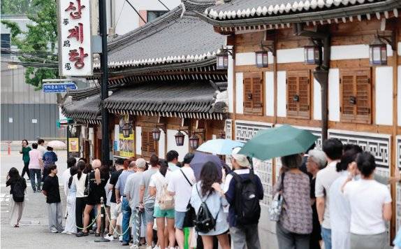 절기상 말복(末伏)을 하루 앞둔 8월 8일 서울 종로구 한 삼계탕 전문점을 찾은 시민들이 줄지어 대기하고 있다. 뉴스1