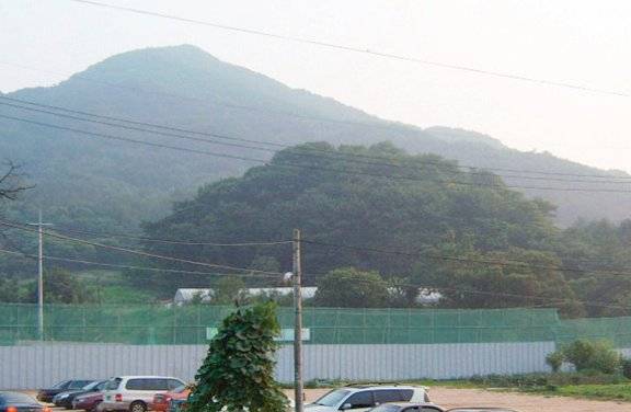 앞산이 알 모양으로 생긴 경기 의왕 B 음식점. 박정해 제공