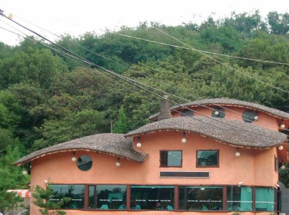 경기 부천 C 음식점. 주산과 식당 지붕이 모두 둥그렇다. 박정해 제공