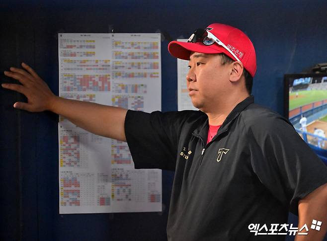15일 오후 서울 송파구 잠실야구장에서 열린 '2025 신한 SOL Bank KBO리그' KIA 타이거즈와 두산 베어스의 경기, KIA 이범호 감독이 생각에 잠겨 있다. 엑스포츠뉴스 DB