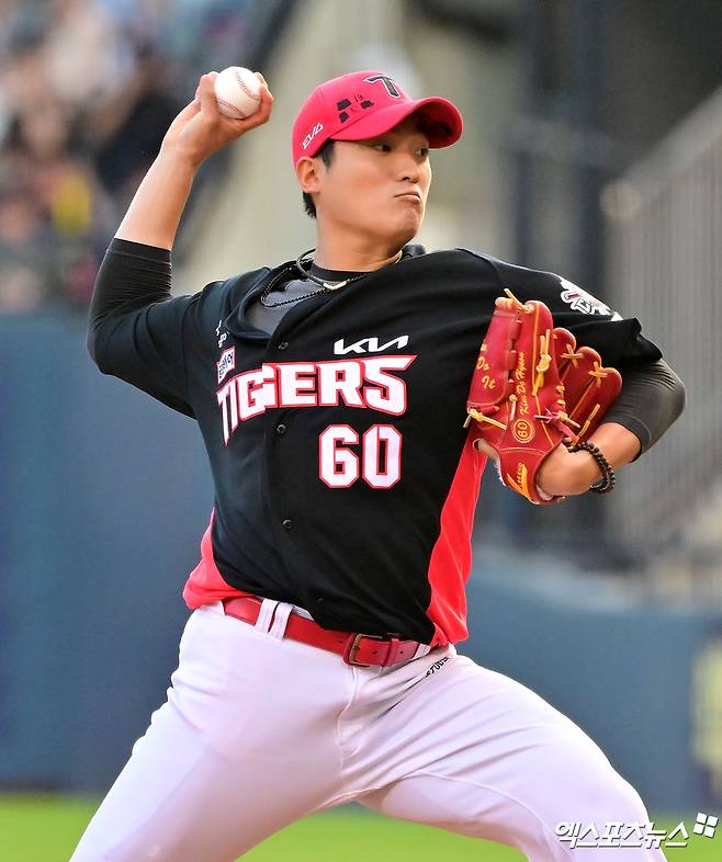 15일 오후 서울 송파구 잠실야구장에서 열린 '2025 신한 SOL Bank KBO리그' KIA 타이거즈와 두산 베어스의 경기, 1회말 KIA 선발투수 김도현이 공을 힘차게 던지고 있다. 엑스포츠뉴스 DB