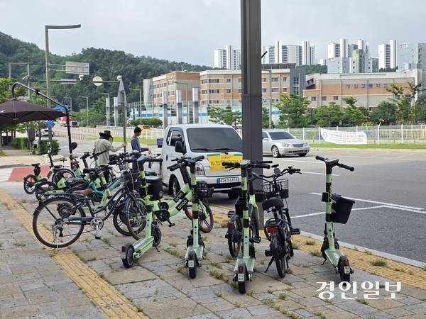 18일 오전 화성시 동탄 목동의 버스정류장 인근 반납대 없이 개인형 이동장치(PM)가 쌓여 있는 모습. 이날 시청 관계자들이 민원 등을 통해 해당 구역에 반납대를 설치했다. 이날부터 PM 지정위치 대여·반납제 시행됐지만, 반납대가 부족하고 정책 인지도가 낮아 준수율이 미미한 상태였다. 2025.8.18 /고건기자 gogosing@kyeongin.com