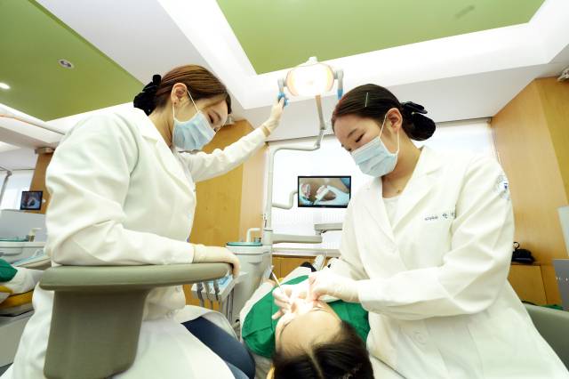 1977년 전국 최초로 설립돼 국내 치위생 교육의 출발점이자 기준을 제시해 온 대구보건대 치위생학과 학생들이 실습을 하는 모습. 대구보건대 제공