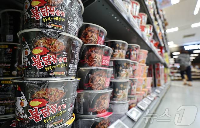 서울 시내 한 대형마트에 진열된 삼양식품의 불닭볶음면. /뉴스1 ⓒ News1
