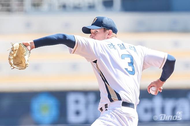 NC 라일리가 9일 창원NC파크에서 열린 2025 KBO리그 시범경기 키움전에 선발 등판해 힘차게 공을 던지고 있다. 사진 | NC 다이노스
