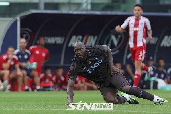 허벅지를 잡고 쓰러진 SSC 나폴리 공격수 로멜루 루카쿠. /사진=뉴시스(AP)