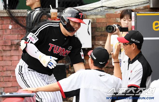 SSG 최민준 상대 9타수 무안타 침묵을 투런포로 깨뜨린 김현수를 반기고 있는 염경엽 감독. 인천=박재만 기자 pjm@sportschosun.com