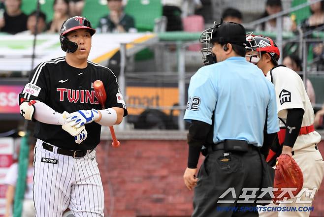연이은 파울 속 주심에게 구종을 물으며 첫 타석부터 집중했던 김현수.