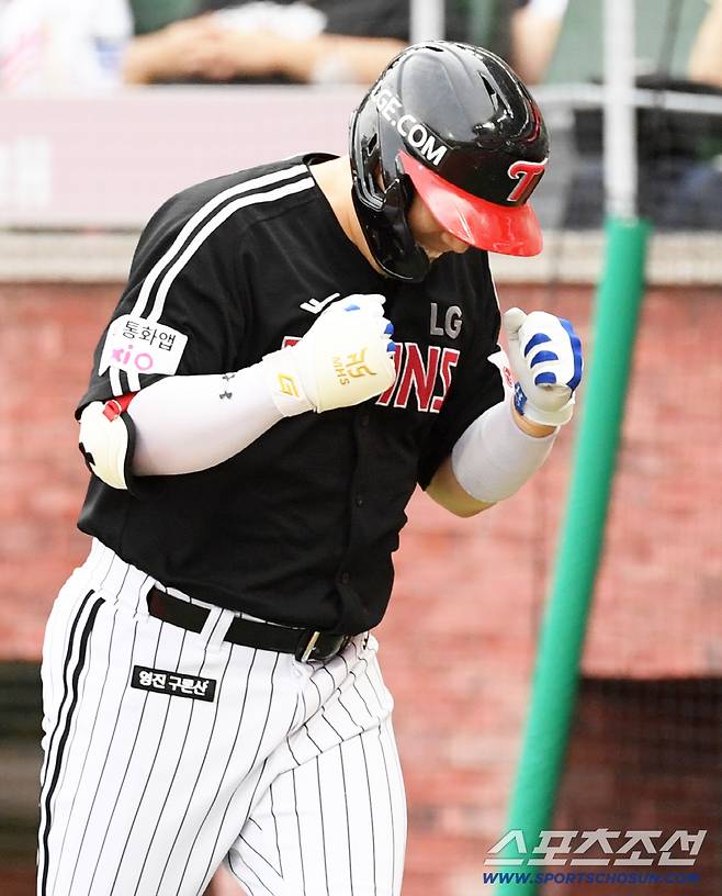 최민준 상대 9타수 무안타 행진을 투런포로 깨버린 김현수가 주먹을 불끈 쥐며 기뻐했다.