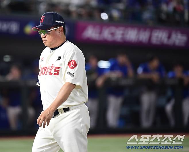 17일 부산 사직구장에서 열린 롯데와 삼성의 경기. 8회초 직접 마운드 나선 롯데 김태형 감독. 부산=송정헌 기자songs@sportschosun.com/2025.08.17/