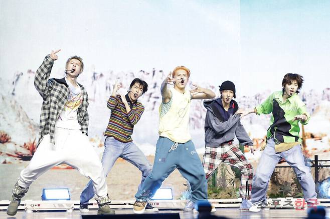 데뷔 앨범 'COLOR OUTSIDE THE LINES' 미디어 쇼케이스에 참석한 그룹 코르티스(CORTIS). 25.8.18 ⓒ이혜영 기자 lhy@hankooki.com