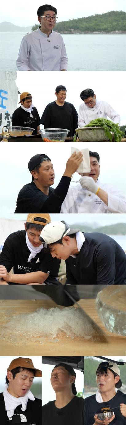 MBC ‘푹 쉬면 다행이야’(푹다행)에 S호텔 망고 빙수의 창시자인 신종철 셰프가 출연했다. ‘뷔페의 신’으로 불리는 신종철 셰프는 무인도의 열악한 주방을 보고 “제대로 된 건 내 칼뿐”이라며 경악했지만, 이내 실력을 발휘해 자신만의 비법으로 세상에 단 하나뿐인 빙수를 만들었다. 또한 5성급 호텔의 인기 메뉴인 해산물 요리를 재현했고, 이를 맛본 이대호는 “40년 인생 최고의 해산물 요리”라며 극찬을 아끼지 않았다. 전설적인 셰프가 무인도에서 펼치는 요리의 향연에 기대가 모아진다.