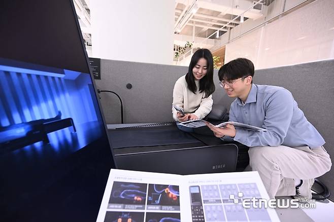 이제는 안마의자에서 안마베드로 기술이 진화했다. 내 몸에 딱 맞춘 섬세한 안마시스템과 어디에나 어울리는 가구형 디자인, 완벽한 휴식을 완성하는 온열시스템 등으로 무장해 소비자들의 관심을 받고 있다. 서울 구로구 코웨이 오프라인 매장 구로 직영점에서 고객이 비렉스 안마베드를 체험하고 있다. 박지호기자 jihopress@etnews.com