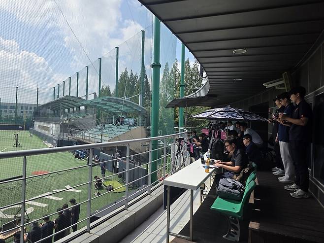 2025 KBO 신인드래프트 트라이아웃 참가자들을 지켜보는 각 구단 스카우트. 김양희 기자