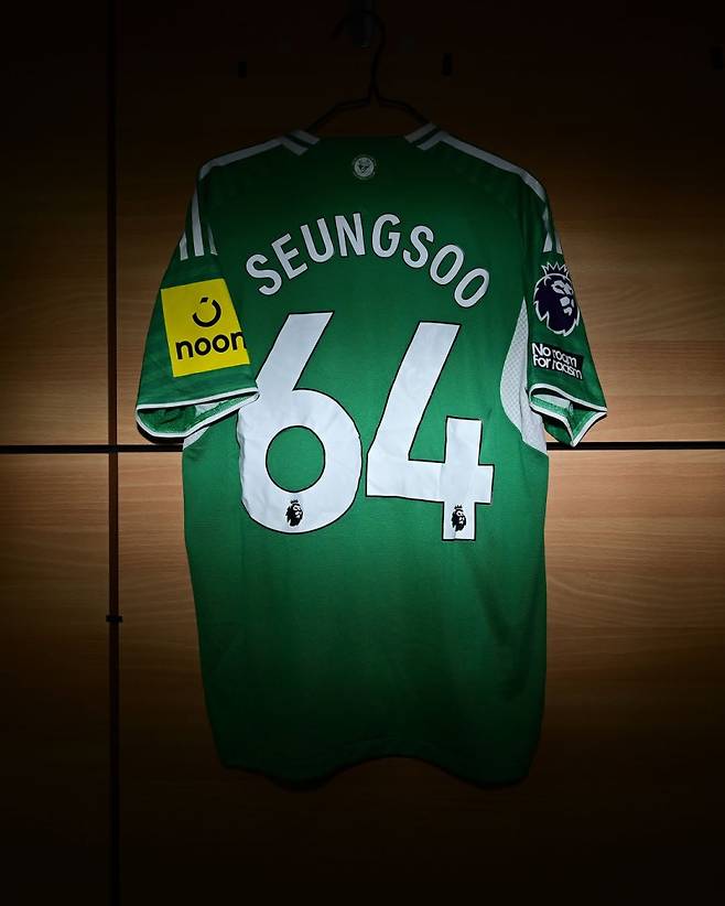 16일 빌라와의 2025~26 EPL 개막전에서 출전 명단에 이름을 올린 박승수의 유니폼. 사진=뉴캐슬 SNS