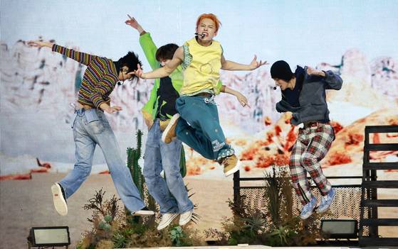 그룹 코르티스(CORTIS)가 타이틀 곡 '왓 유 원트'(What You Want) 퍼포먼스를 펼치고 있다. 사진 뉴스1