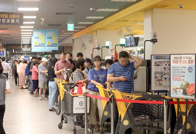 이마트 초복 행사 첫날인 지난 17일 서울 이마트 용산점에서 오픈 전부터 고객들이 줄을 서고 있다./사진=연합뉴스