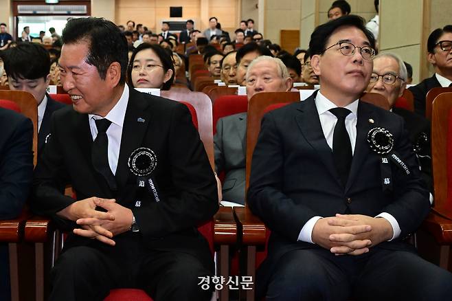 정청래 더불어민주당 대표와 송언석 국민의힘 비상대책위원장 겸 원내대표가 18일 서울 동작구 국립서울현충원 현충관에서 ‘김대중 전 대통령 서거 16주기 추도식’ 참석해 있다. 사진공동취재단