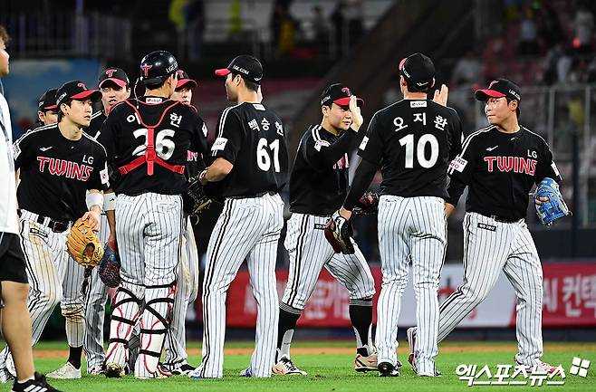 12일 오후 수원케이티위즈파크에서 열린 '2025 신한 SOL Bank KBO리그' LG 트윈스와 KT 위즈의 경기, LG가 새 외국인 투수 톨허스트의 7이닝 무실점 완벽투와 타선의 활약에 힘입어 11:2의 스코어로 승리하며 1위 자리를 지켰다. 경기 종료 후 LG 선수들이 승리의 기쁨을 나누고 있다. 엑스포츠뉴스 DB