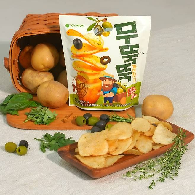 오리온 '무뚝뚝감자칩 올리브앤솔트맛' 제품 이미지.(오리온 제공)