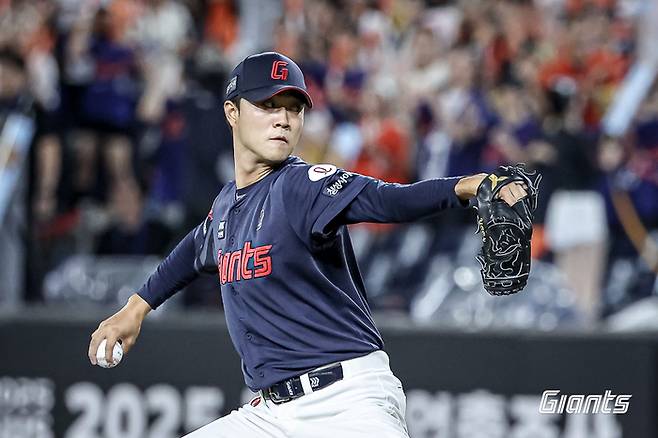 윤성빈이 투구에 임하고 있다. 사진 | 롯데 자이언츠