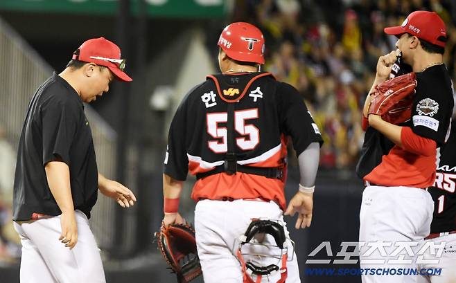 15일 잠실구장에서 열린 두산 베어스와 KIA 타이거즈의 경기. 9회말 1사 1루 KIA 이범호 감독이 직접 마운드를 찾았다. 잠실=박재만 기자 pjm@sportschosun.com/2025.08.15/